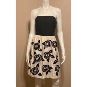 Pretty sleeveless party dress w/black velvet roses by White House Black Market 6